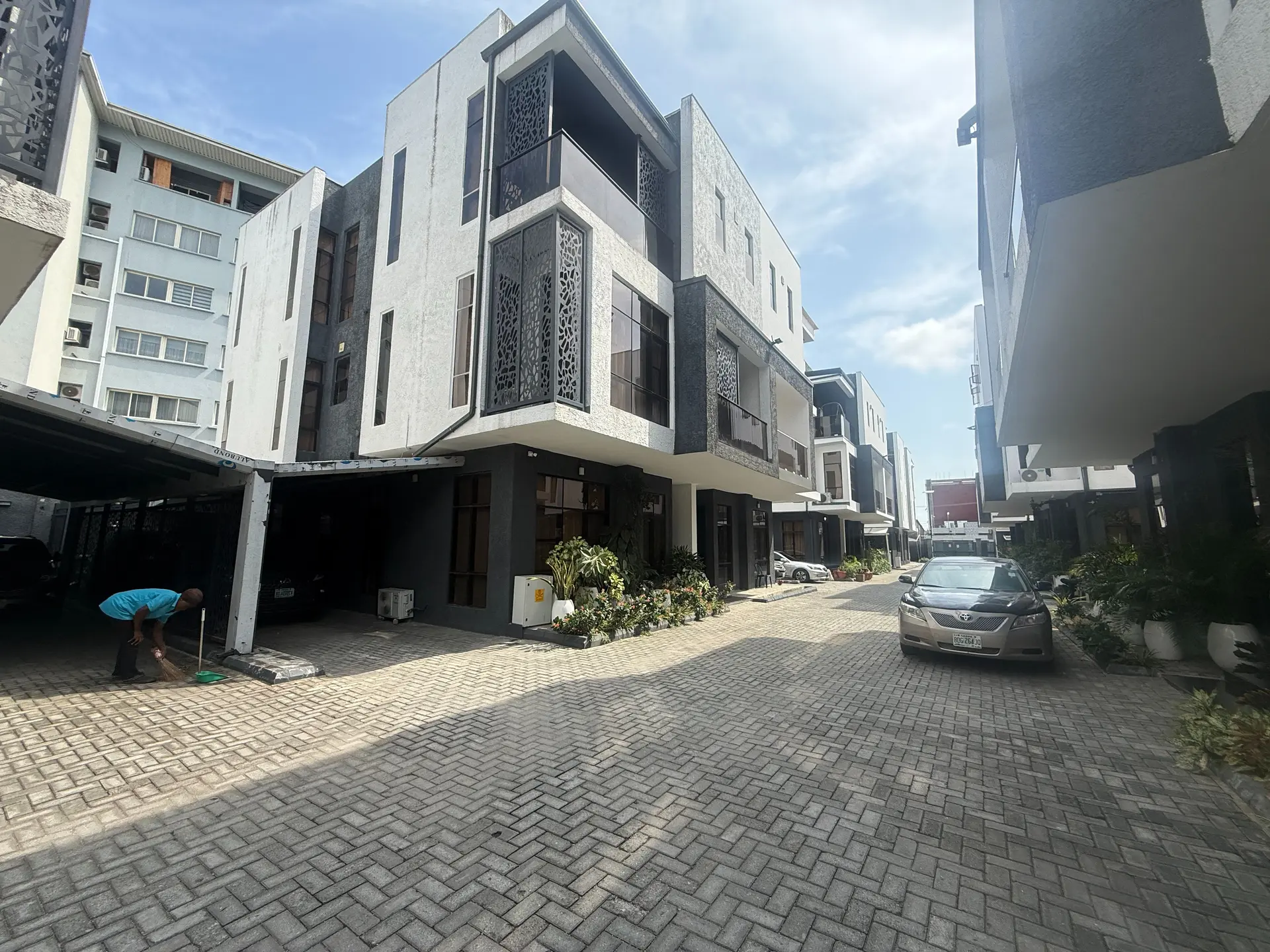 5 BEDROOM SEMI-DETACHED FOR SALE — VICTORIA ISLAND