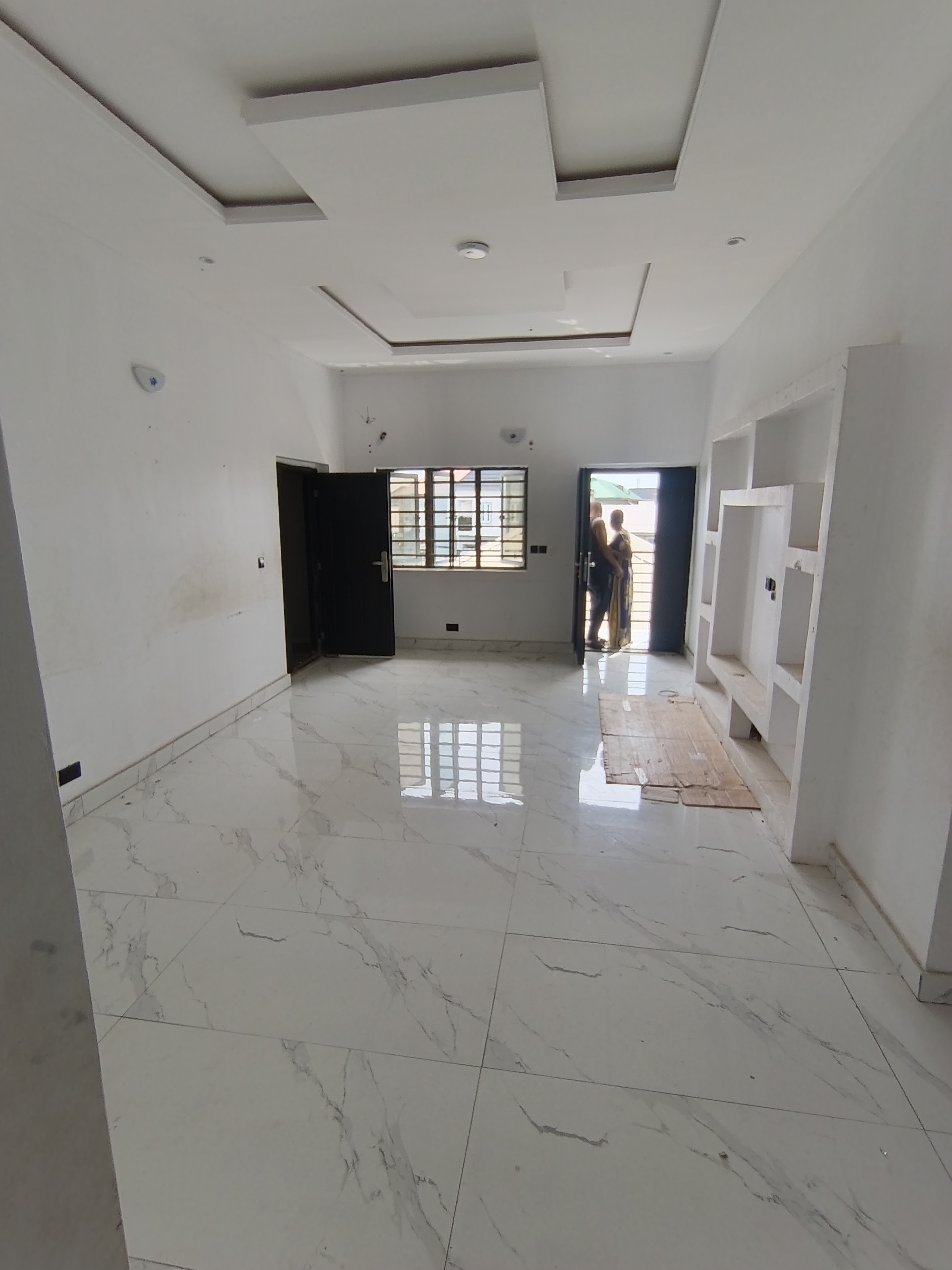 Fresh 2bed upstairs in silver land 3m rent
