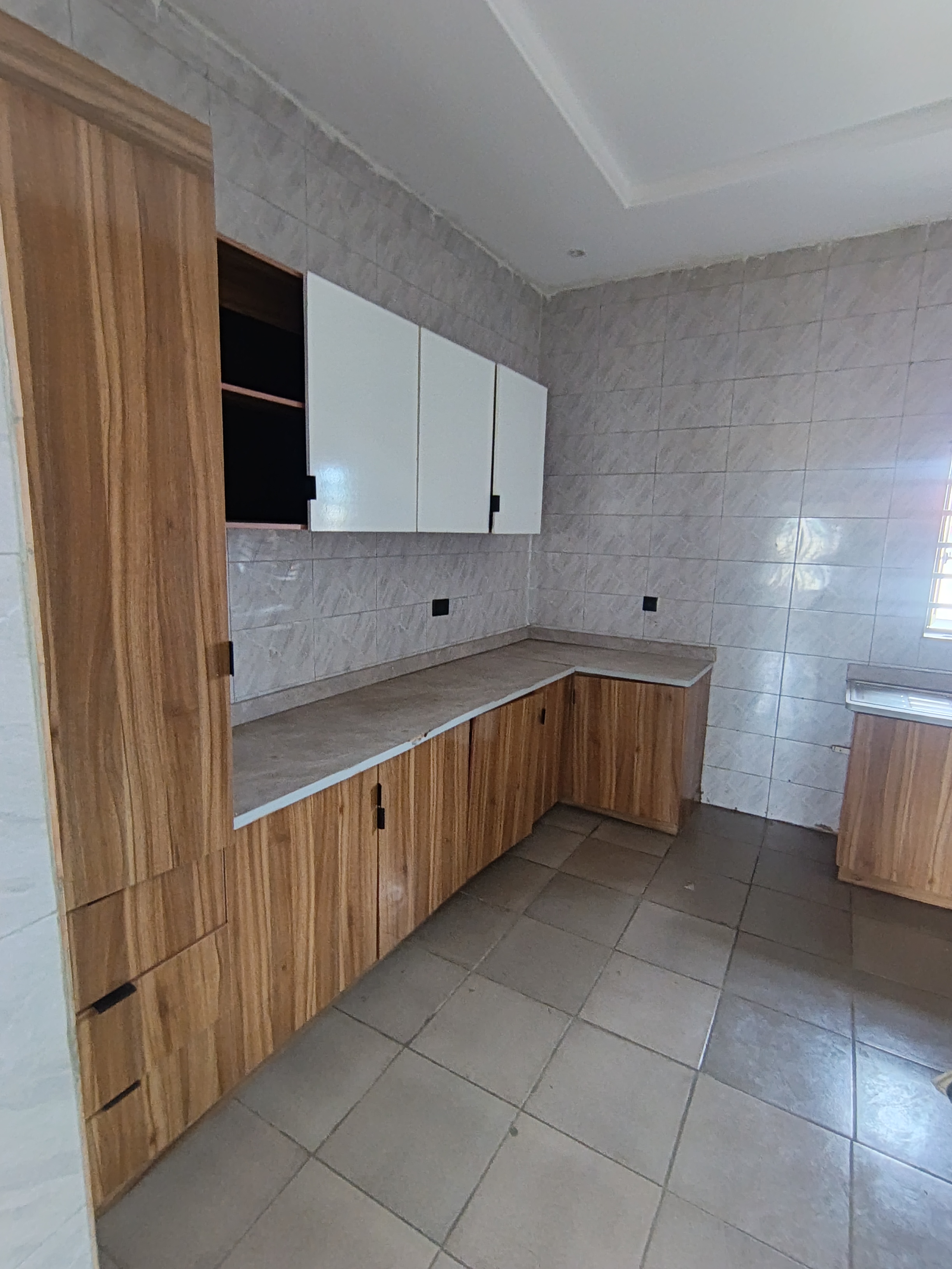Fresh 2bed upstairs in silver land 3m rent