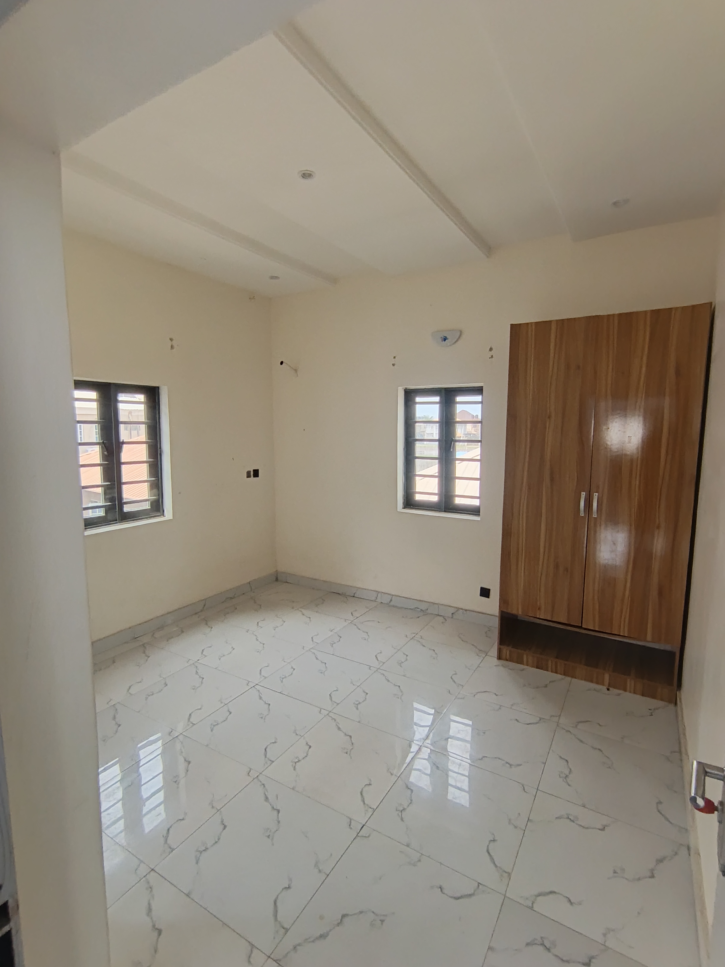 Fresh 2bed upstairs in silver land 3m rent