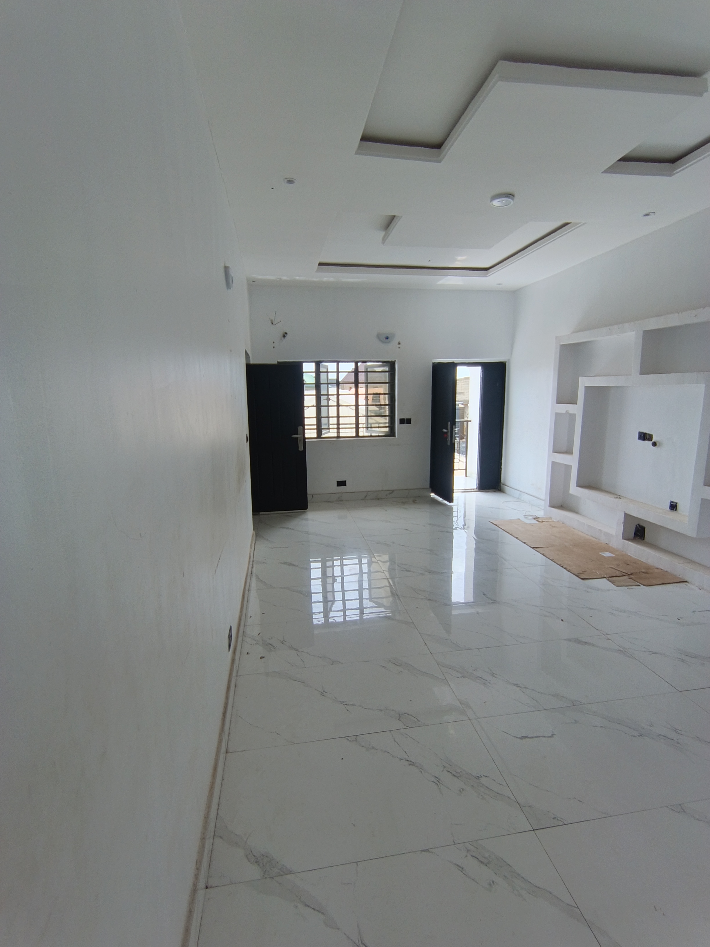 Fresh 2bed upstairs in silver land 3m rent