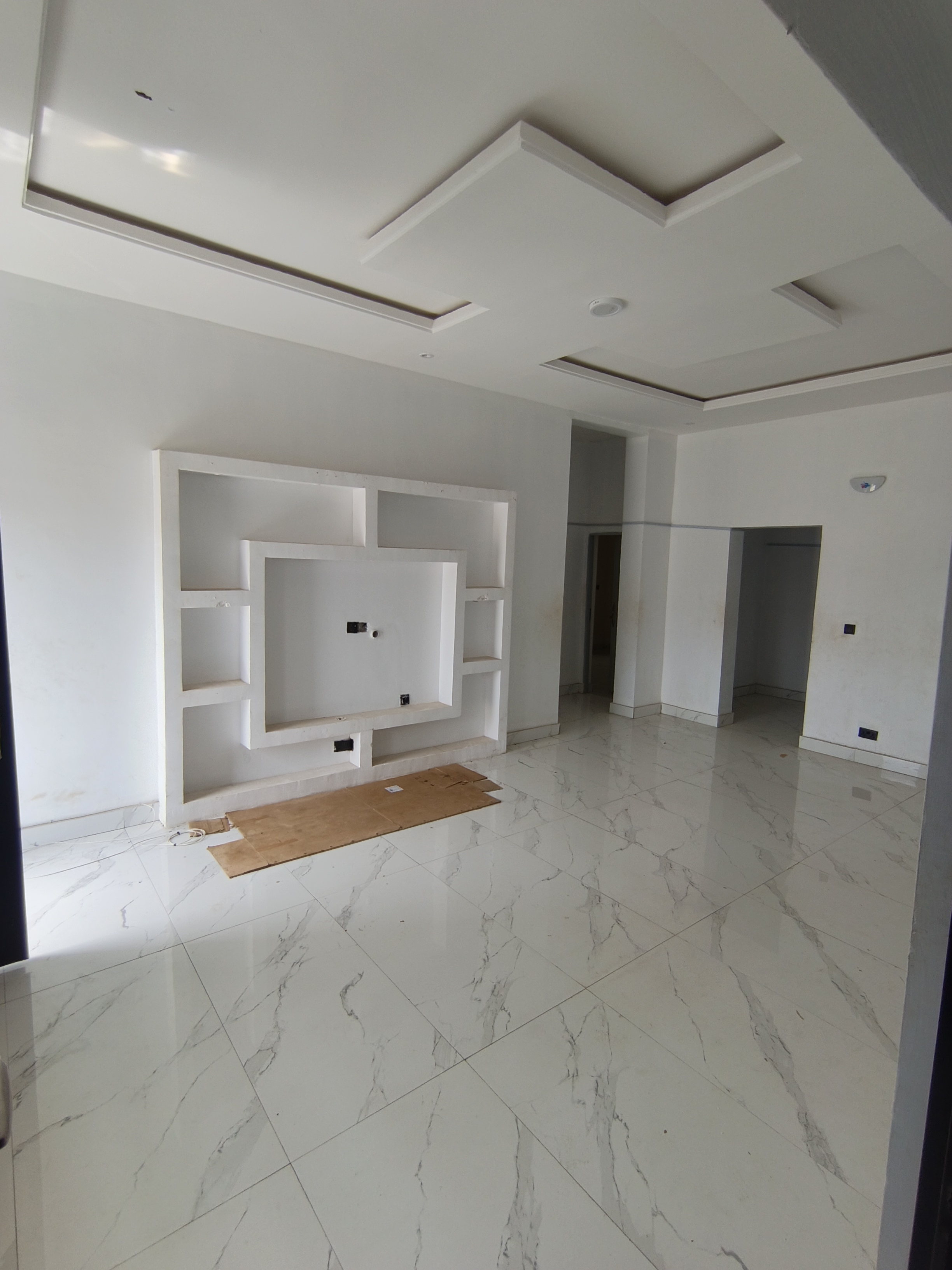 Fresh 2bed upstairs in silver land 3m rent