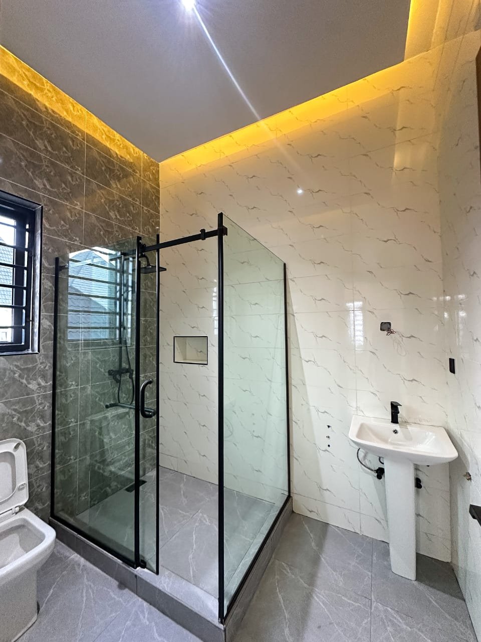 7-Bedroom Tastefully finished pent house duplex. for Sale in Karsana, Abuja, FCT photo 4