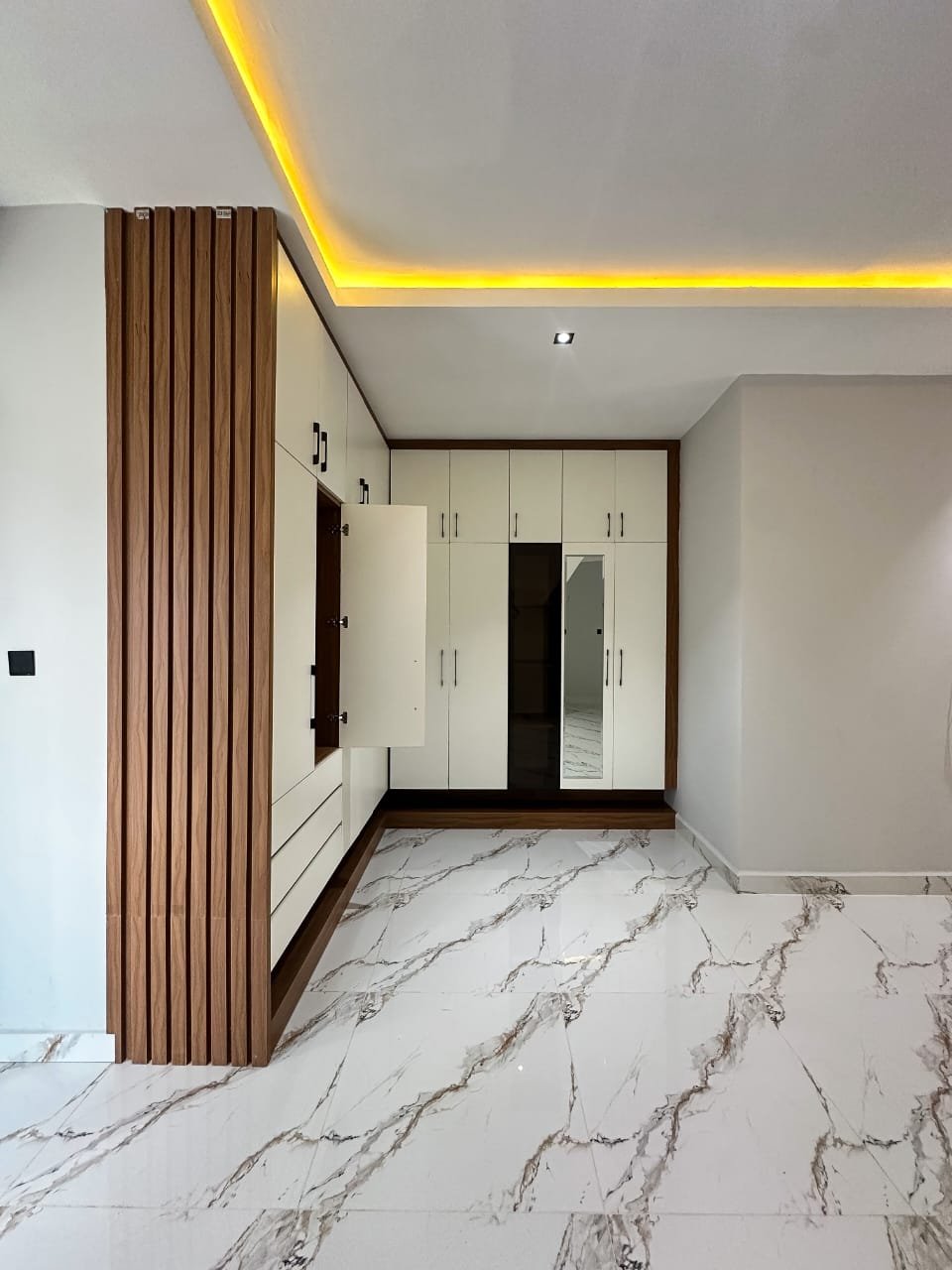 7-Bedroom Tastefully finished pent house duplex. for Sale in Karsana, Abuja, FCT photo 10