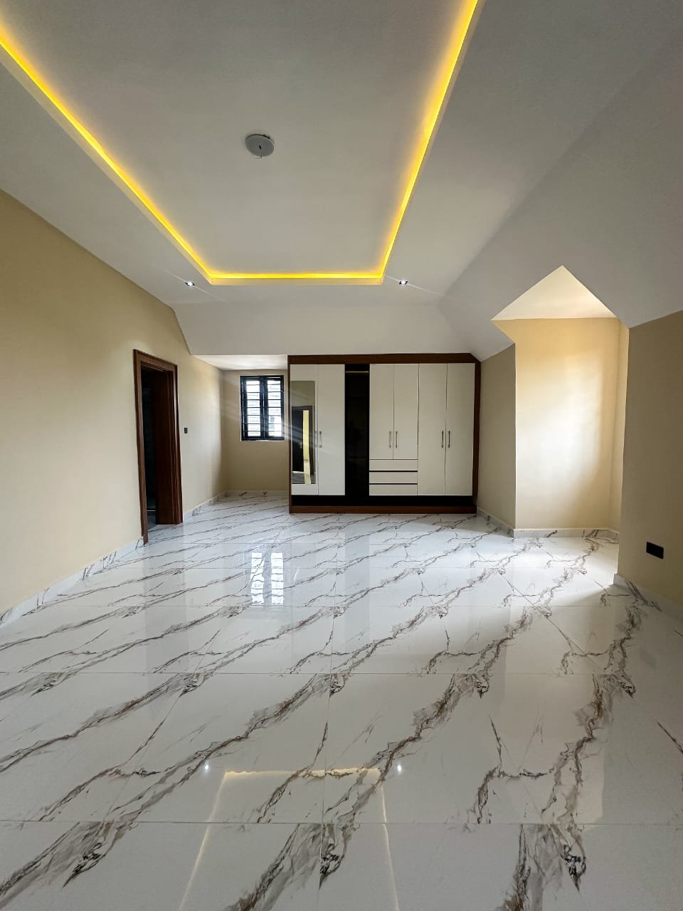 7-Bedroom Tastefully finished pent house duplex. for Sale in Karsana, Abuja, FCT photo 6