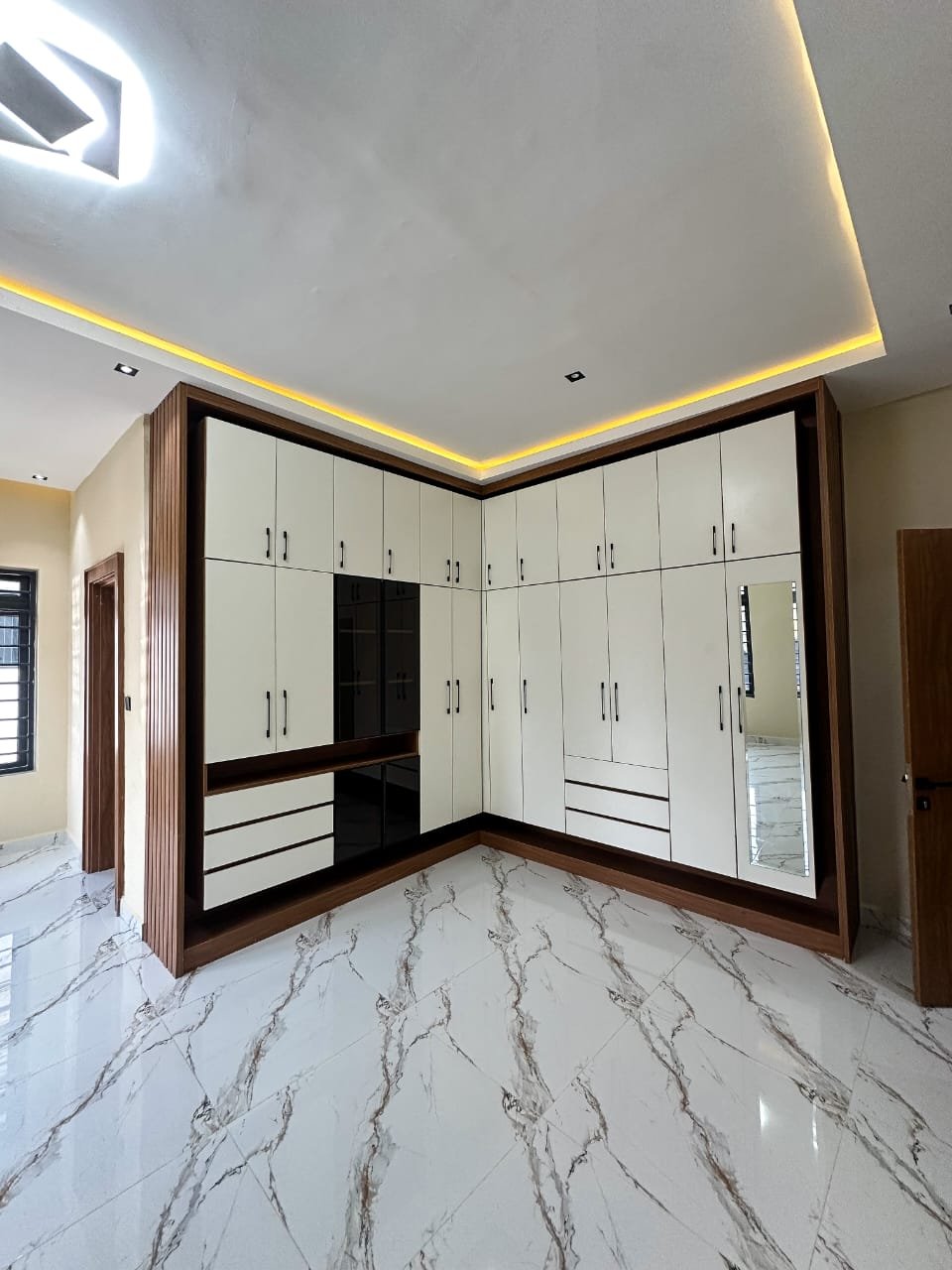 7-Bedroom Tastefully finished pent house duplex. for Sale in Karsana, Abuja, FCT photo 18