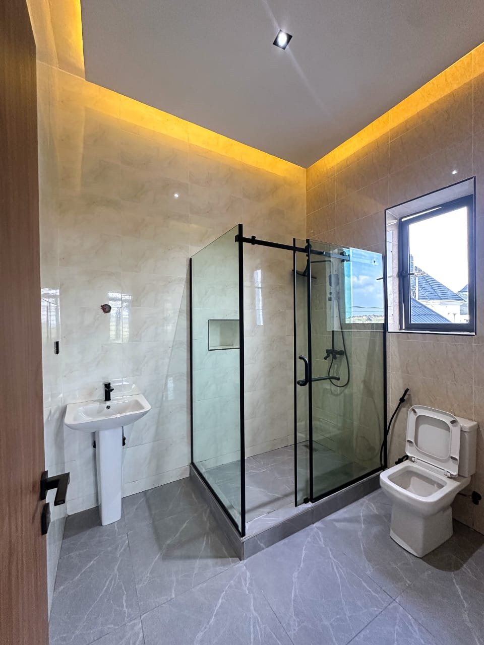 7-Bedroom Tastefully finished pent house duplex. for Sale in Karsana, Abuja, FCT photo 20