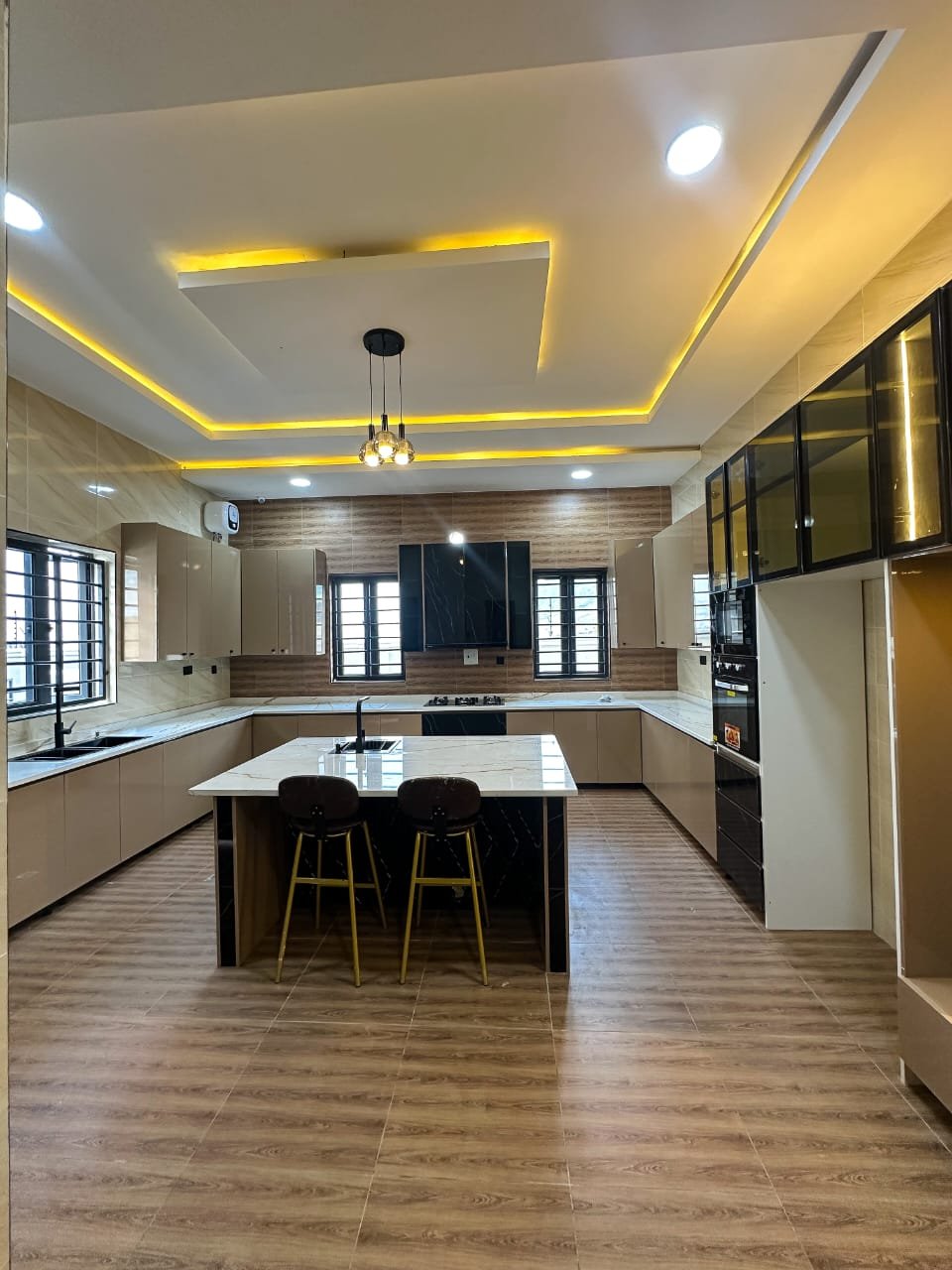 7-Bedroom Tastefully finished pent house duplex. for Sale in Karsana, Abuja, FCT photo 12