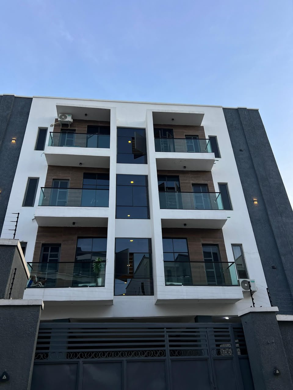 FLESHLY BAKED LUXURIOUS 1-BEDROOM SHORTLET APARTMENT in Lagos Island, Lagos photo 12