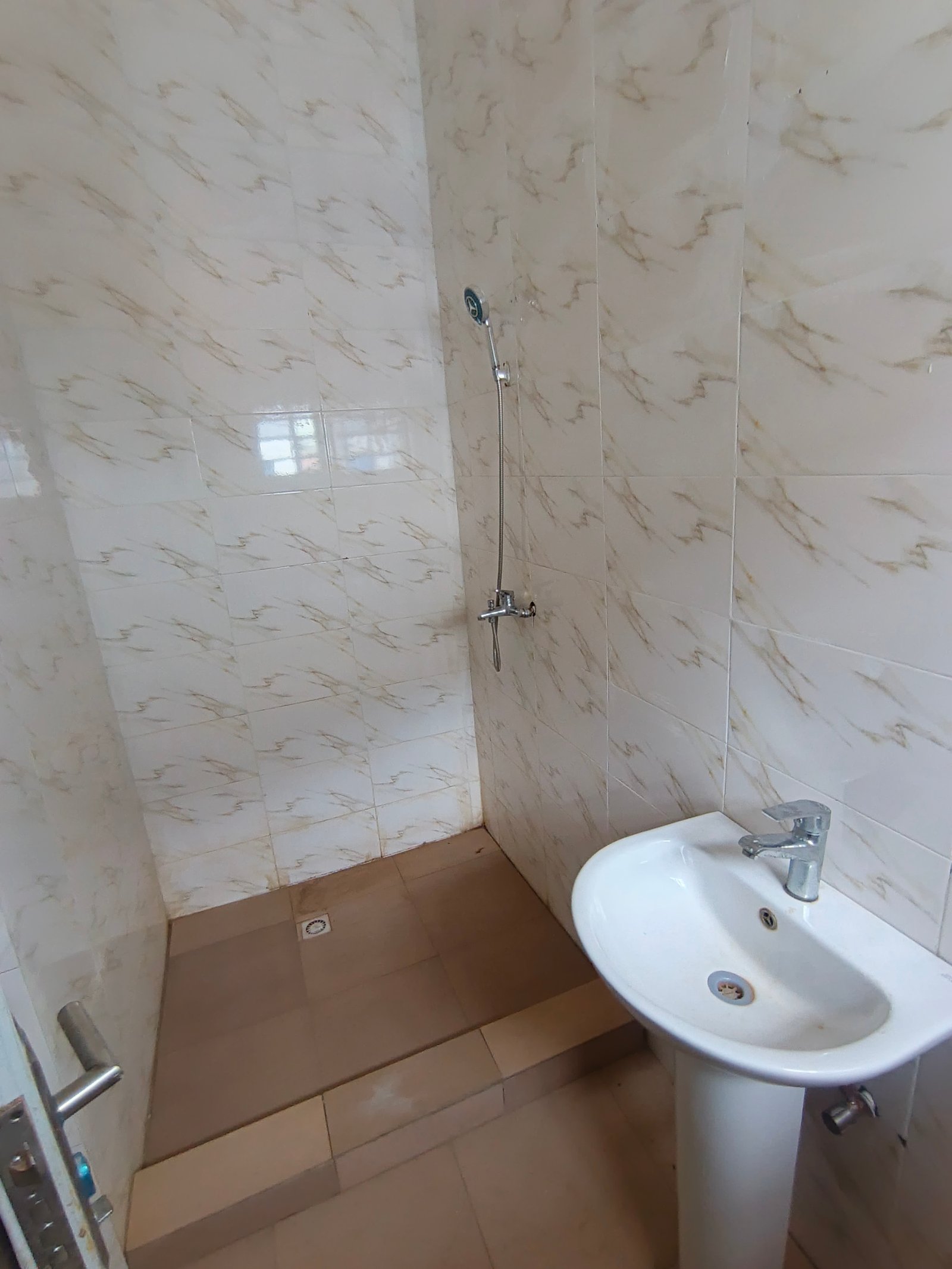 Fresh 2bed upstairs in silver land 3m rent for Rent in State Housing, Calabar, Cross River photo 2
