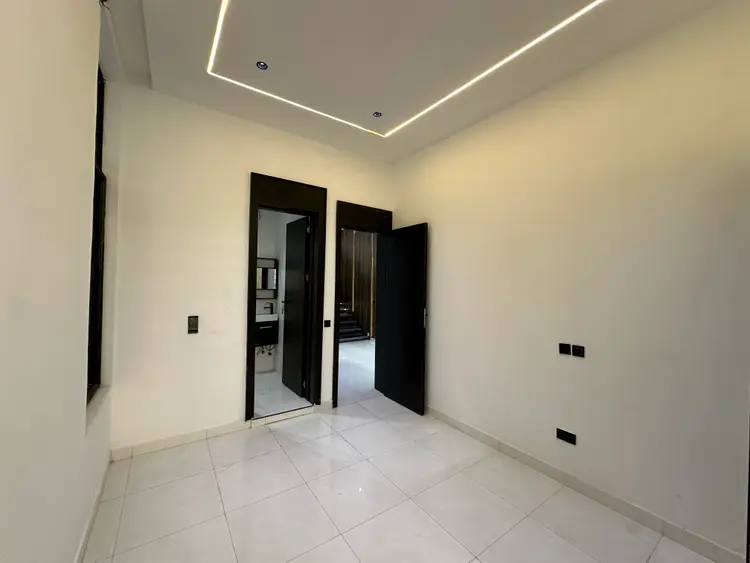 Super Luxury 5 Bedroom Fully Detached with BQ in Chevron for Sale in Lekki, Lagos photo 11
