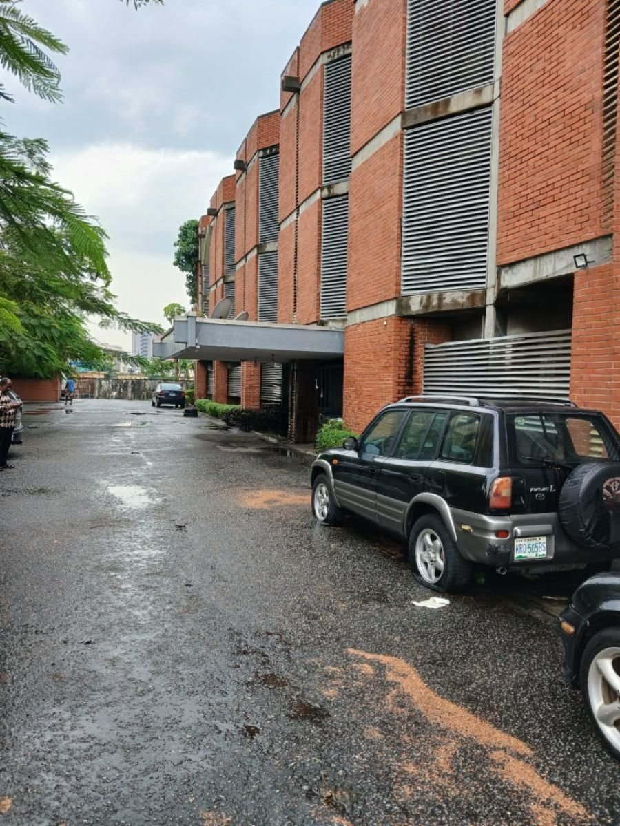 A well-structured hospital building with spacious layout suitable for large scale for Sale in Ikoyi, Lagos photo 1